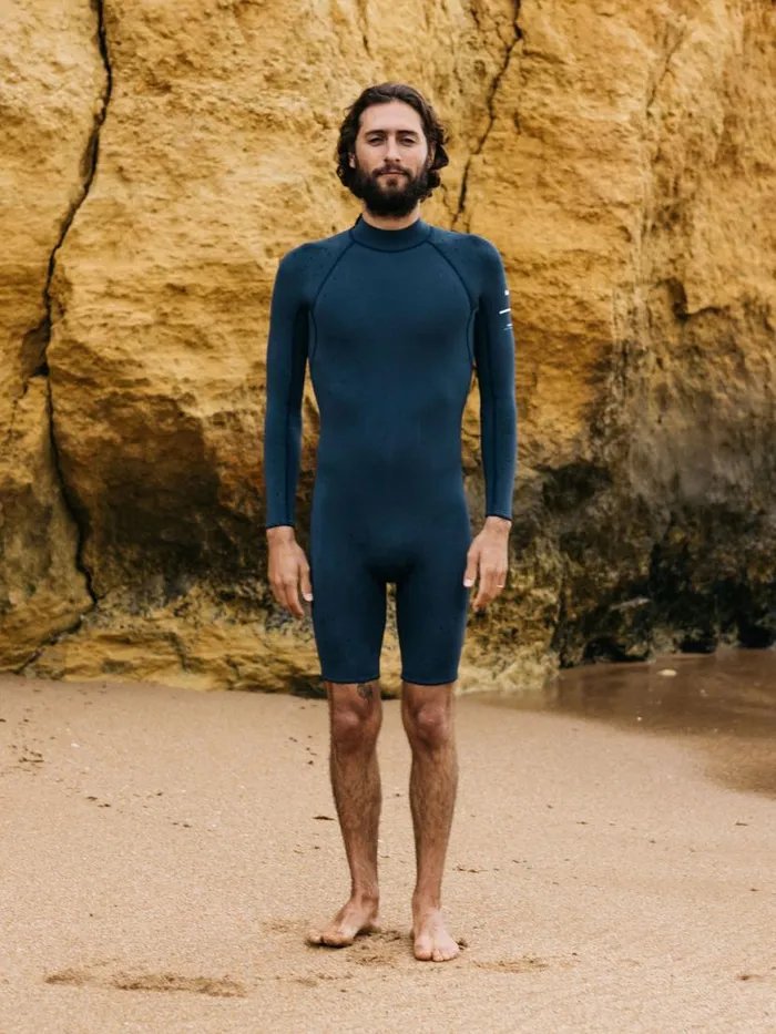 Men Nieuwland 2mm Yulex Back Zip Long Sleeve Shorty Wetsuit Dark Ozone Finisterre Wetsuits Men Nieuwland 2mm Yulex Back Zip Long Sleeve Shorty Wetsuit Dark Ozone Finisterre Wetsuits
